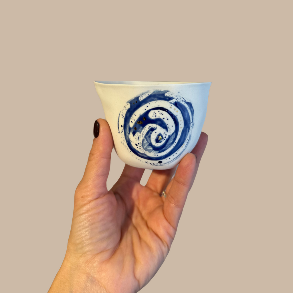 Başak Ceylaner - Iris Mavi Desenli Porselen Mug, 150 ml & 250 ml