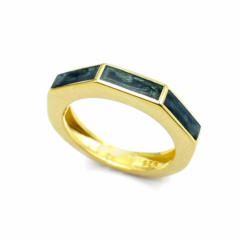 Juliette'in zamansız tasarımlarından Lynda serisinin bu yüzüğünü ister tekli ister farklı renkleri ile kombinleyerek takabilirsiniz.