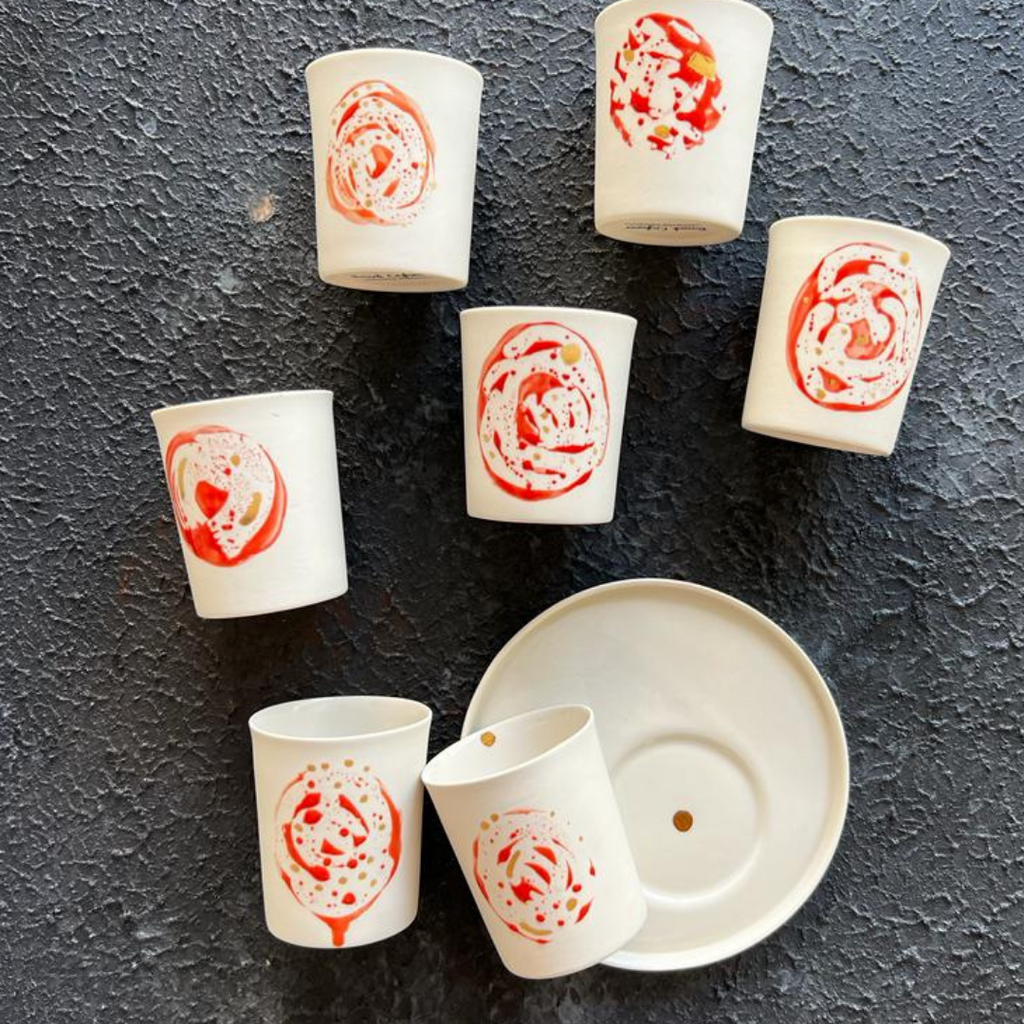 İncecik porselene özenle işlenmiş desenler kahve keyfiniz için birebir tasarlandı. 