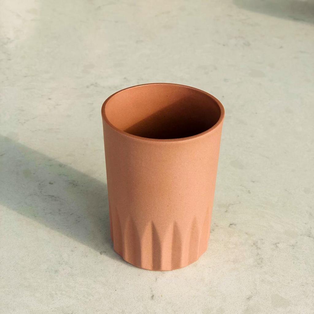 Lychee Seramik'in minimalist ve modern tasarımlarından Cora özel kalıp kullanılarak  üretildikten sonra tek tek el emeği ile tamamlanmaktadır.   Günlük kahve keyfinize müthiş bir zevk katacak Cora kahve fincanları dışı mat, içi parlak olarak tasarlanmıştır.   Bulaşık makinesinde yıkanabilir.  100 ml